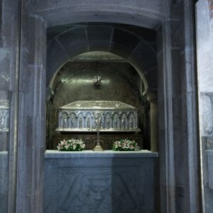 Urna de plata con los restos de Santiago Apóstol en la Cripta de la Catedral de Santiago de Compostela.