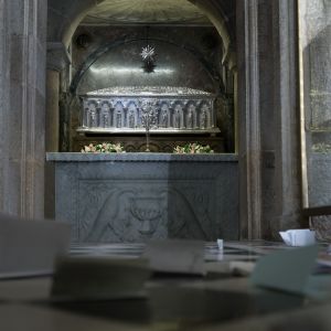 Urna de plata de José Losada y altar de mármol con oraciones de peregrinos en la Cripta de la Catedral de Santiago.