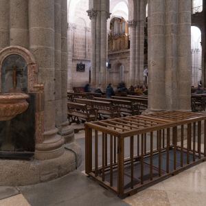 Acceso a las excavaciones arqueológicas en el brazo sur de la Catedral de Santiago, lugar del hallazgo de la tumba de Teodomiro.