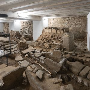Excavaciones bajo la nave de la Catedral de Santiago con esqueletos y sarcófagos de la necrópolis antigua.