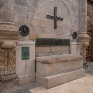 Lauda sepulcral del obispo Teodomiro en el transepto sur de la Catedral de Santiago de Compostela.