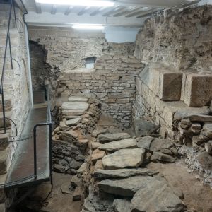 Restos de la muralla defensiva del primitivo templo en las excavaciones de la Catedral de Santiago.