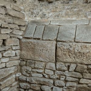 Detalle de los muros de sillería de la Torre de Don Cresconio en las excavaciones de la Catedral de Santiago.