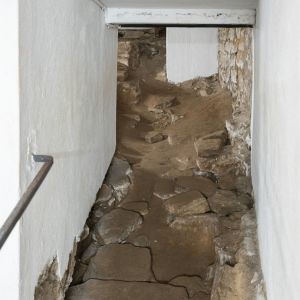 Pasillo de las excavaciones arqueológicas hacia la basílica de Alfonso III bajo la Catedral de Santiago.