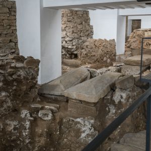 Vista general de las excavaciones arqueológicas bajo la nave mayor de la Catedral de Santiago con tumbas de piedra antiguas.