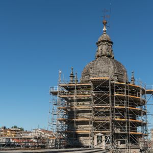 Cimborrio de la Catedral de Santiago con capulín barroco rodeado de andamios de restauración.