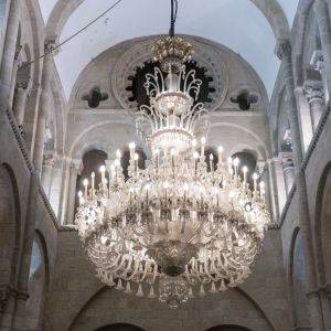 Gran lámpara de cristal alemana de 1855 a los pies de la nave mayor de la Catedral de Santiago.