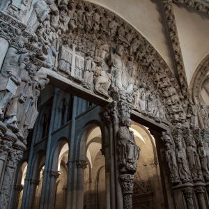 Vista lateral del Pórtico de la Gloria mostrando el parteluz, el tímpano con Cristo en Majestad y los ancianos del Apocalipsis.