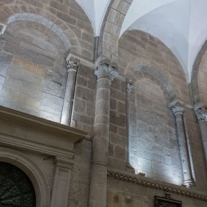 Ventana románica tapiada en el muro sur de la Catedral de Santiago debido a la construcción del claustro plateresco.