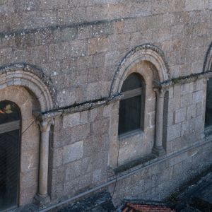 Ventanas románicas con arcos de medio punto y moldura de bolas en el muro exterior de la Catedral de Santiago.