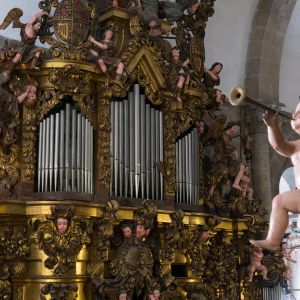 Detalle de ángel músico tocando la trompa en el órgano barroco del lado norte, Catedral de Santiago de Compostela.