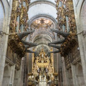 Los órganos barrocos de la Catedral de Santiago de Compostela con sus tubos horizontales y decoración dorada en la nave central.