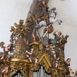 Escultura de Santiago Matamoros en el remate del órgano barroco del lado norte, Catedral de Santiago de Compostela.
