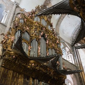 Detalle del órgano barroco del lado norte en la Catedral de Santiago de Compostela con tubos de lengüetería y ángeles tallados.