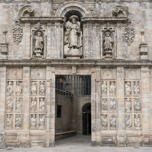 Detalle de la Puerta Santa de la Catedral de Santiago de Compostela con relieves medievales, Santiago Apóstol y discípulos en la fachada de la Quintan
