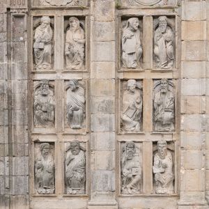 Detalle del lateral izquierdo de la Puerta Santa. Esculturas románicas de profetas del Maestro Mateo procedentes del coro pétreo. 