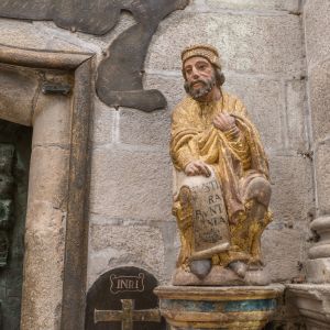 Escultura policromada de personaje bíblico del Maestro Mateo en el interior de la Puerta Santa, Catedral de Santiago de Compostela. 