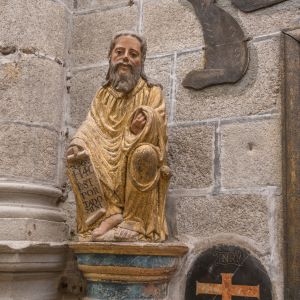 Escultura policromada del profeta Ezequiel del Maestro Mateo en el interior de la Puerta Santa, Catedral de Santiago de Compostela. 