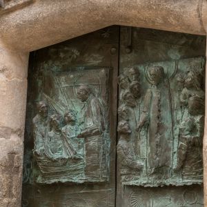 Detalle de los relieves de bronce de Suso León (2004) en el interior de la Puerta Santa, Catedral de Santiago de Compostela.