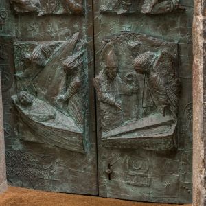 Relieves inferiores de la Puerta Santa (Suso León, 2004). Escenas de la traslación del cuerpo de Santiago en barca y el descubrimiento del sepulcro.