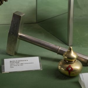Martillo de plata de Galdino Otero para el ritual de apertura de la Puerta Santa y Calabaza de Vedra en oro y esmaltes.