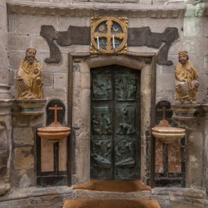 Vista interior de la Puerta Santa. Imagen de la puerta de bronce con relieves, esculturas policromadas de Ezequiel y San Judas Tadeo, pilas de agua be