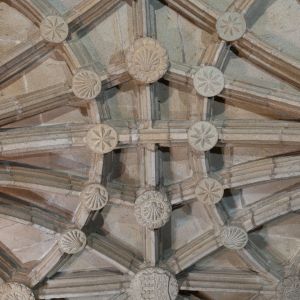 Detalle de la bóveda estrellada de la antesacristía con claves decoradas con veneras jacobeas y estrellas de ocho puntas, siglo XVI.