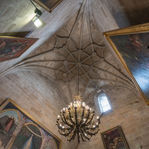 Bóveda estrellada de tracería de la Sacristía con circunferencia central de ocho nervios y lámpara de bronce de Eugenio Montero Ríos, siglo XVI.