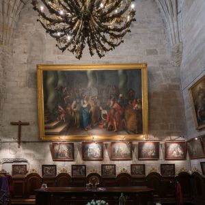 Sacristía Catedral Santiago de Compostela: gran lienzo barroco, serie del Vía Crucis y lámpara de bronce de Montero Ríos, siglo XIX.