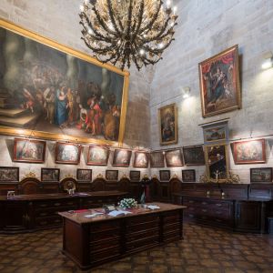 Interior de la Sacristía  con gran cajonera perimetral de madera, lámpara de bronce de Montero Ríos, pinturas de Gregorio Ferro y Modesto Brocos y Vía