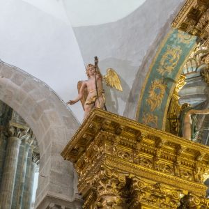 Detalle de ángel tallado y columna salomónica dorada en el cierre de la Capilla Mayor, Catedral de Santiago de Compostela.
