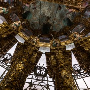 Cierre barroco de la Capilla Mayor de la Catedral de Santiago: columnas salomónicas doradas, ángeles de bronce, vidrios emplomados y cúpula verde, sig