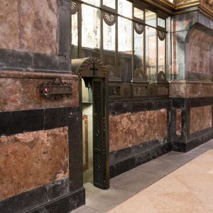 Puerta de acceso a la cripta de la Catedral de Santiago de Compostela en la girola junto a la subida al abrazo.