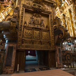 Retablo barroco del trasaltar de la Capilla Mayor de la Catedral de Santiago de Compostela con relieves dorados de la vida del Apóstol y acceso a la u