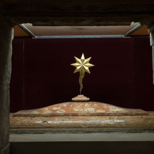 Urna apostólica de la Catedral de Santiago de Compostela con la estrella dorada vista desde el nicho del trasaltar.