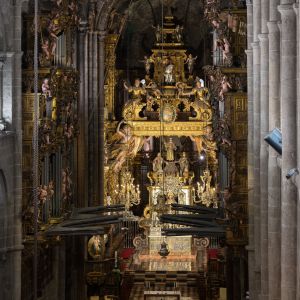 Vista panorámica de la Capilla Mayor y los órganos barrocos desde la tribuna de la Catedral de Santiago de Compostela.