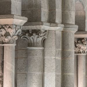 Capiteles románicos del triforio de la Catedral de Santiago con inscripción «Gudesteo» en el cimacio, marca del inicio del taller del Maestro Mateo, s