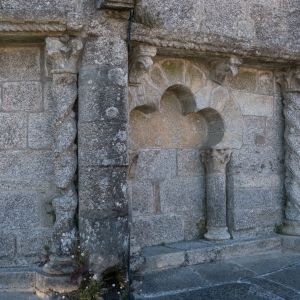 Detalle de arcos trilobulados y columnas entorchadas de la cabecera románica, Catedral de Santiago de Compostela.