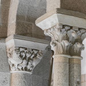 Detalle de capiteles románicos del triforio de la Catedral de Santiago de Compostela: capitel con animales fabulosos y capitel corintio vegetal, siglo