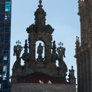 Vista trasera desde las cubiertas de la peineta barroca de la fachada del Obradoiro de la Catedral de Santiago con la figura del Apóstol Santiago Pere
