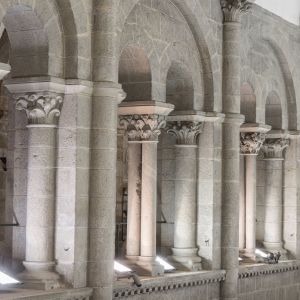 Triforio románico con arcos geminados y columnas pareadas en la tribuna de la Catedral de Santiago de Compostela.