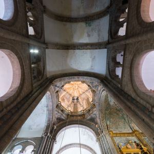 Vista inferior del cimborrio gótico, la bóveda de cañón del transepto y el altar mayor de la Catedral de Santiago de Compostela.