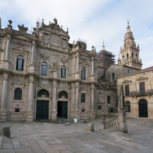 Fachada de Azabachería y edificio de la Archidiócesis en la Plaza de la Inmaculada. Al fondo destaca la Torre del Reloj de la Catedral.