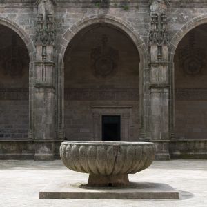 Vaso de piedra de la Fons Mirabilis en el claustro de la Catedral de Santiago. Antiguo punto de aseo para peregrinos del Camino Francés.