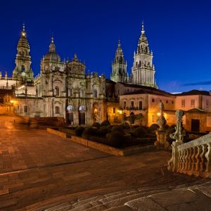 Fachada de Azabachería de la Catedral de Santiago de noche. Estilos barroco y neoclásico iluminados desde la Plaza de la Inmaculada.