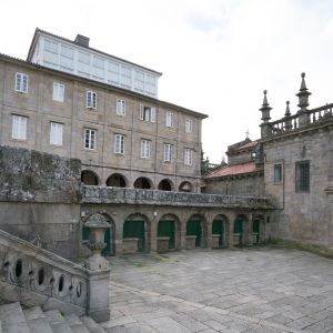 Arcos de piedra en la Plaza de la Inmaculada, Santiago. Antiguos puestos de cambio de moneda medievales hoy convertidos en tiendas de souvenirs.