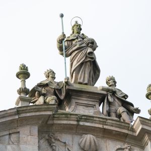 Esculturas de Santiago Peregrino y los reyes Ordoño II y Alfonso III en el remate neoclásico de la Fachada de Azabachería.