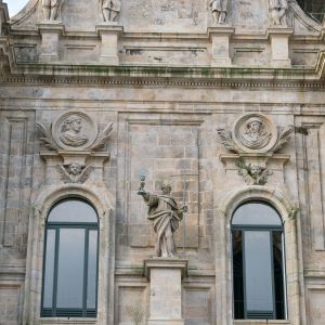 Detalle de la escultura rococó de la Fe de José Gambino, medallones y elementos neoclásicos en el segundo cuerpo de la Fachada de Azabachería.