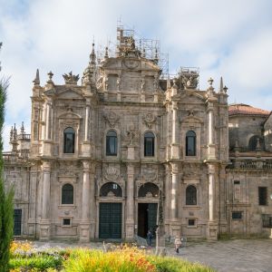Vista general de la Fachada de Azabachería de la Catedral de Santiago. Contraste entre arquitectura barroca-neoclásica y jardines de la plaza.