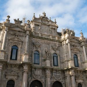 Según se avanzaba hacia arriba en su construcción, el proyecto inicial se va modernizando en clave neoclásica, lo que se ve en los tres cuerpos